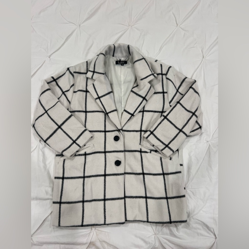 Lulus women’s black and white peacoat